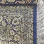 Eine Nahaufnahme eines Teppichs mit einem Blumenmuster.