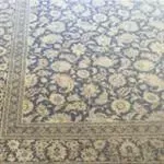 Eine Nahaufnahme eines Teppichs mit einem Blumenmuster.