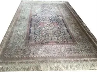 Auf einer weißen Fläche liegt ein gemusterter Teppich.