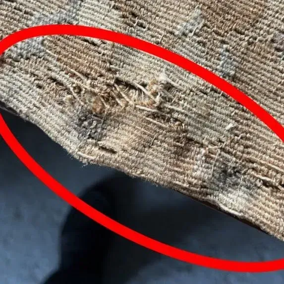 Eine Nahaufnahme eines Stücks Stoff mit einem roten Kreis darum