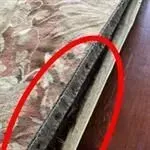 Eine Nahaufnahme einer Matratze mit einem roten Kreis darum.