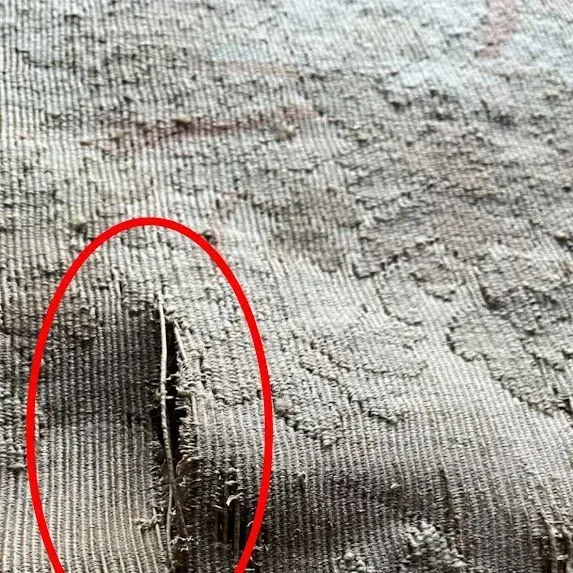 Eine Nahaufnahme eines Stücks Stoff mit einem roten Kreis darum.