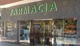 El frente de una farmacia con una puerta de vidrio.