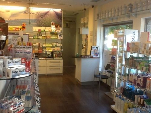 El interior de una farmacia con un cartel que dice felicidad.