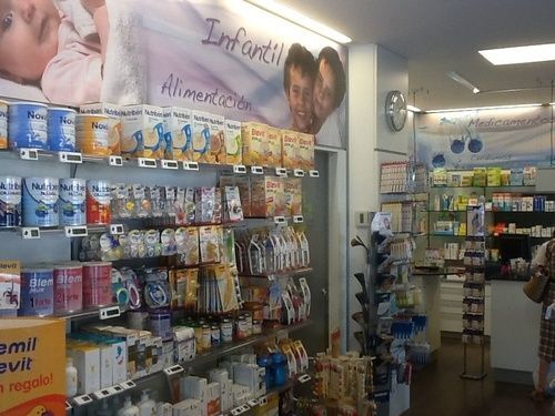 Una farmacia con un cartel que dice infantil