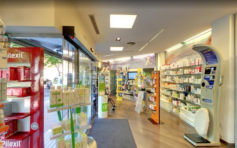 Una farmacia con una báscula en el centro de la habitación.