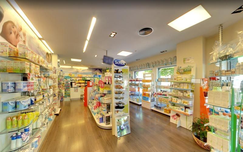 El interior de una farmacia llena de muchos productos.