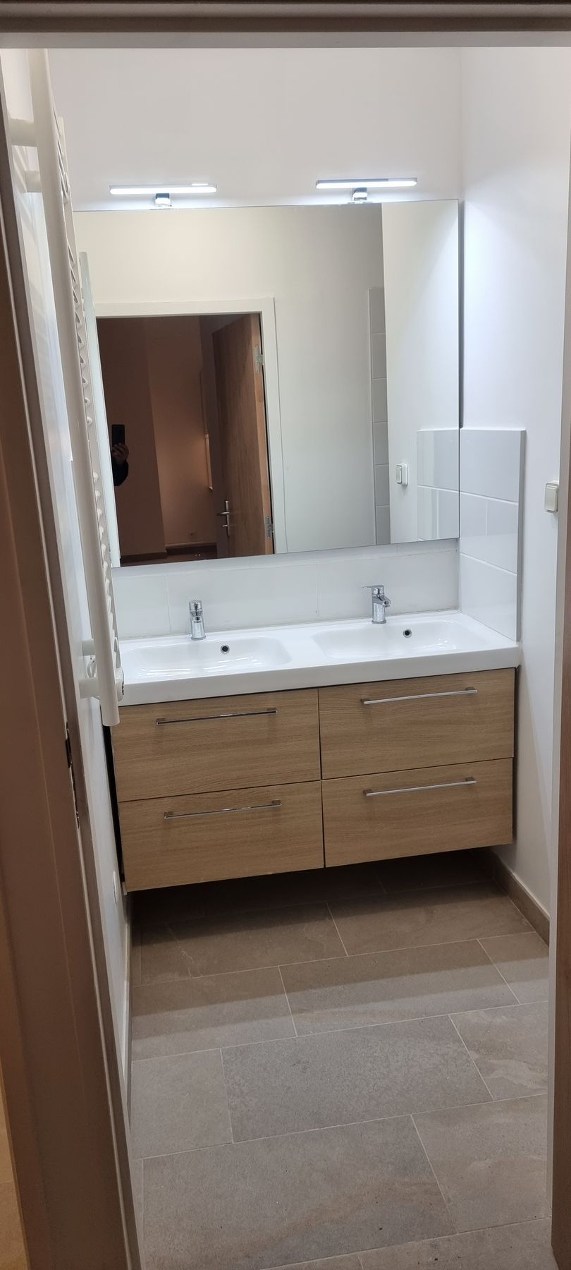 Meuble vasque dans salle de bains