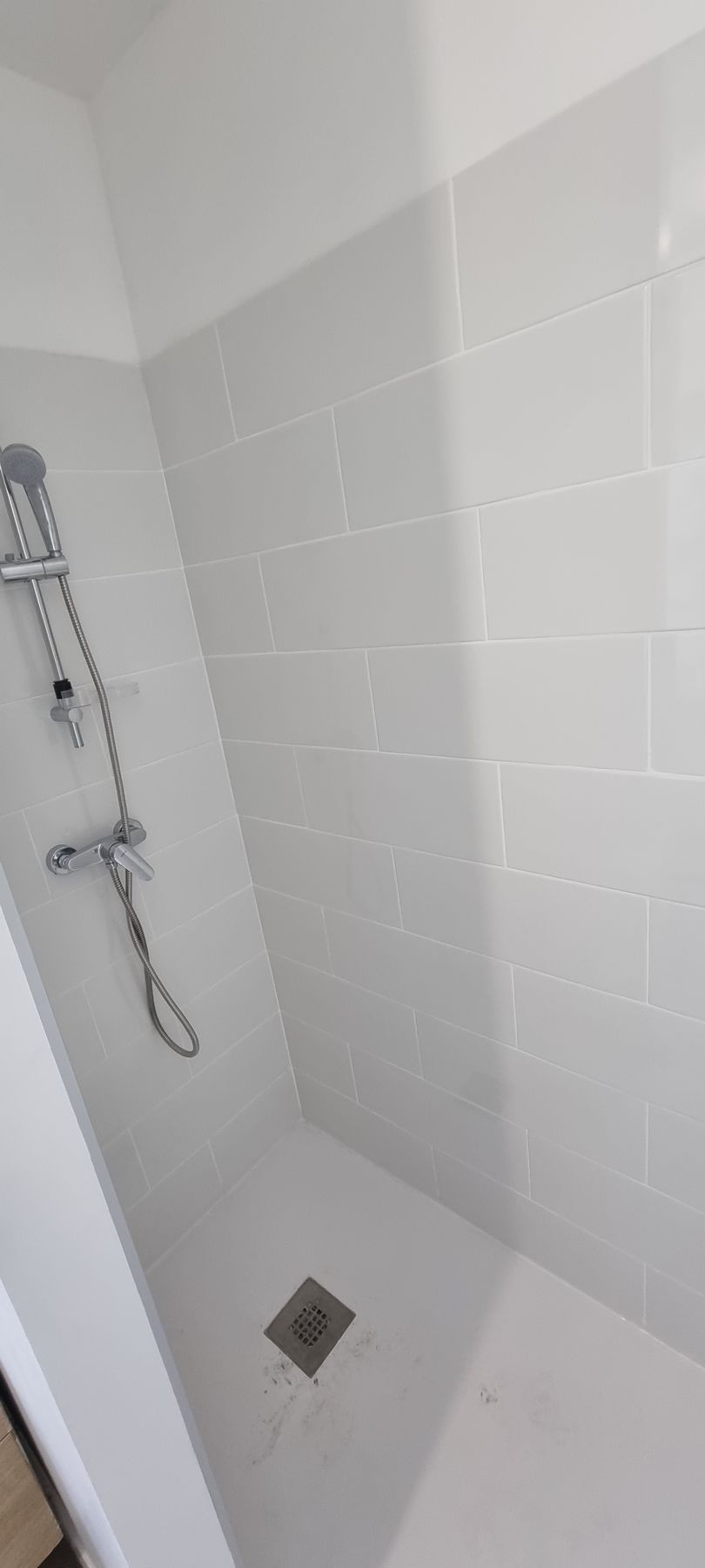 Douche avec carrelage blanc