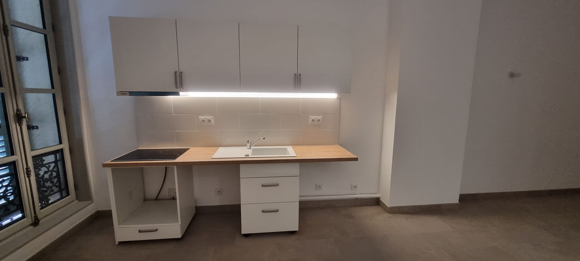 Montage de cuisine blanche