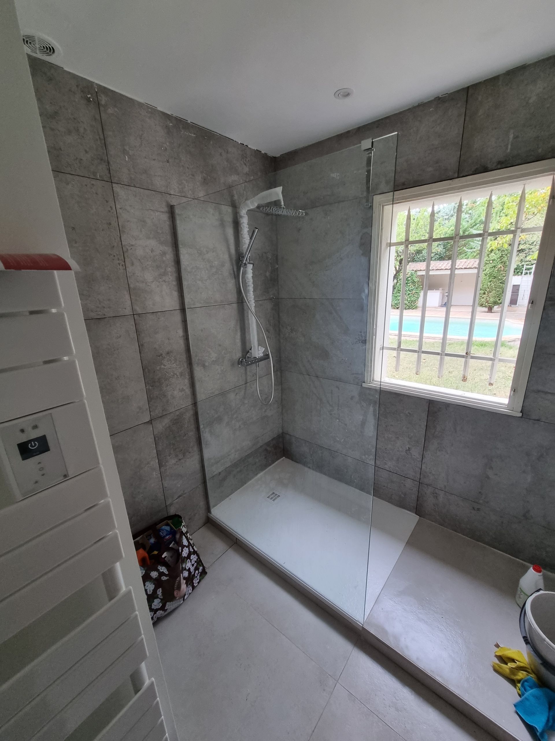 Douche avec paroi en verre