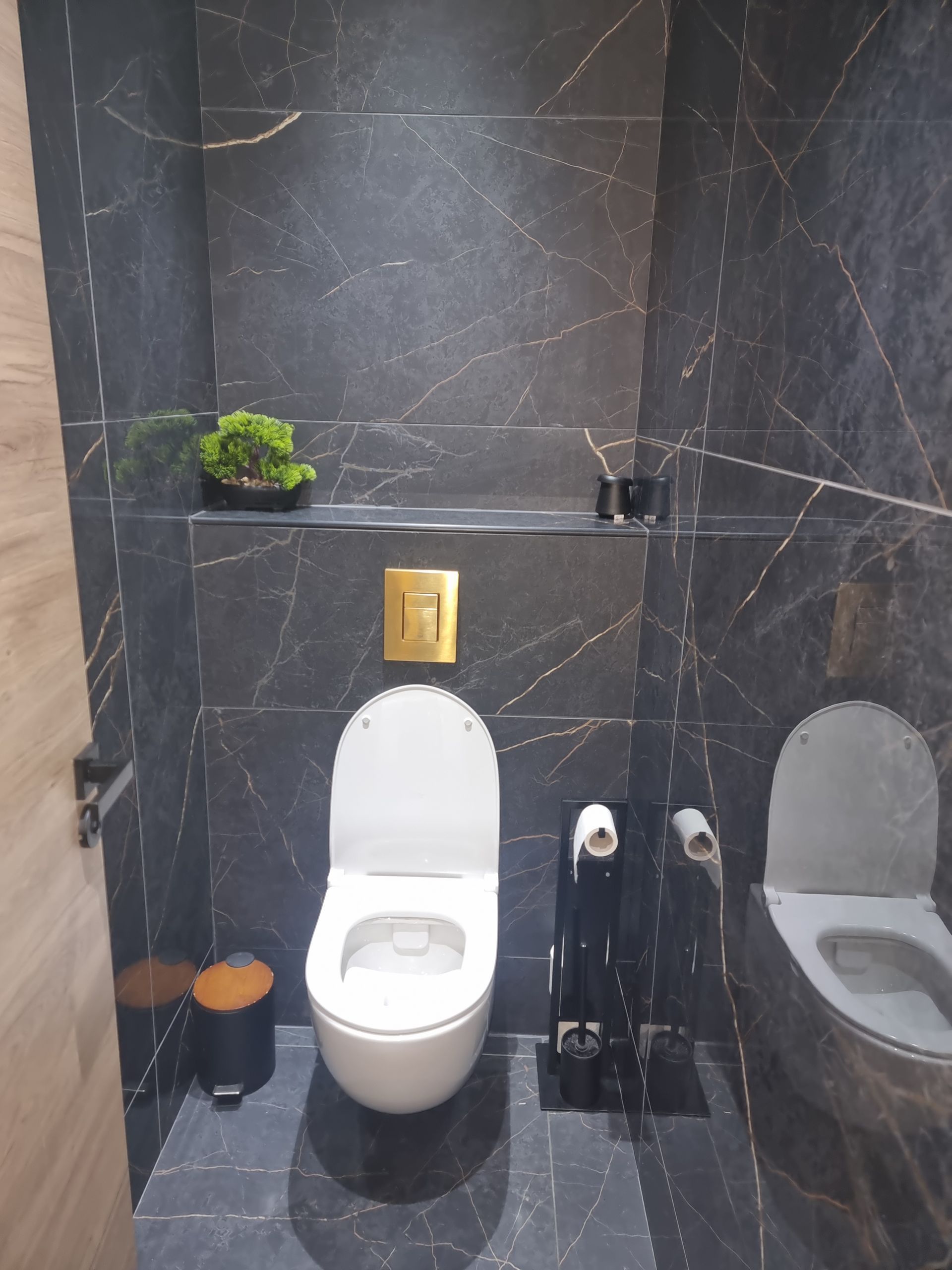 W.-C en marbre noir