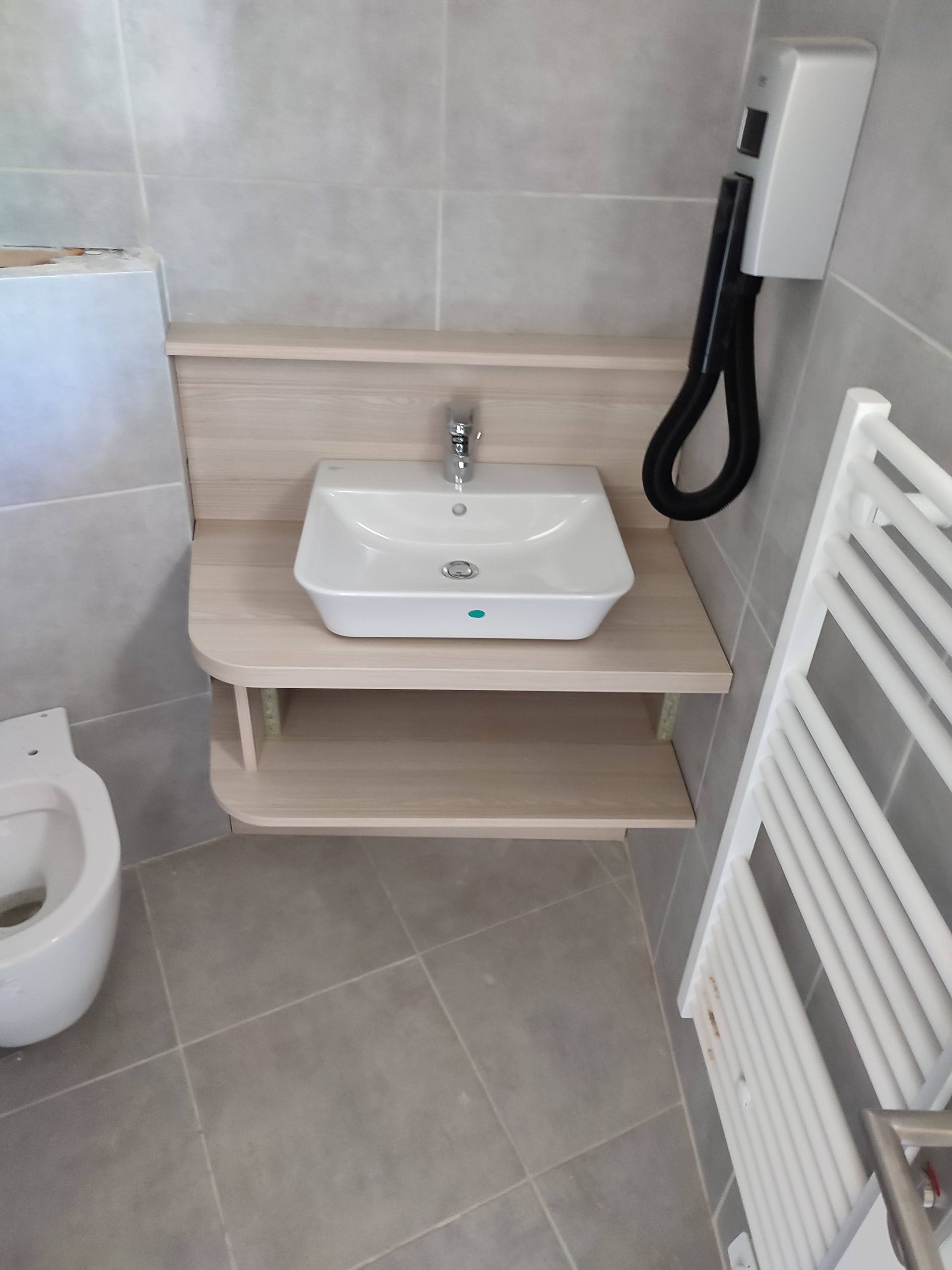 Lavabo, sèche-serviettes et toilettes