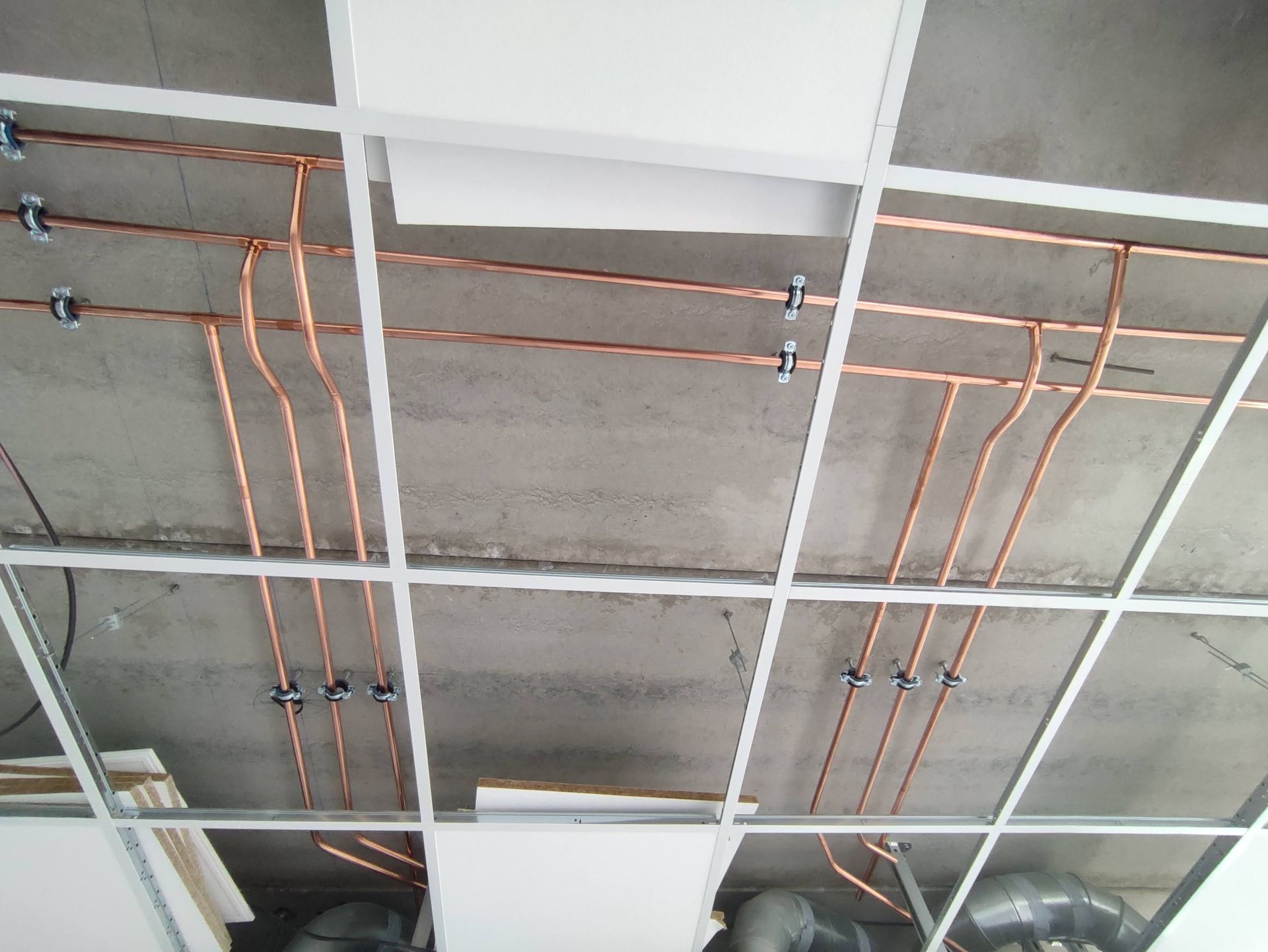 Tuyaux en cuivre dans plafond