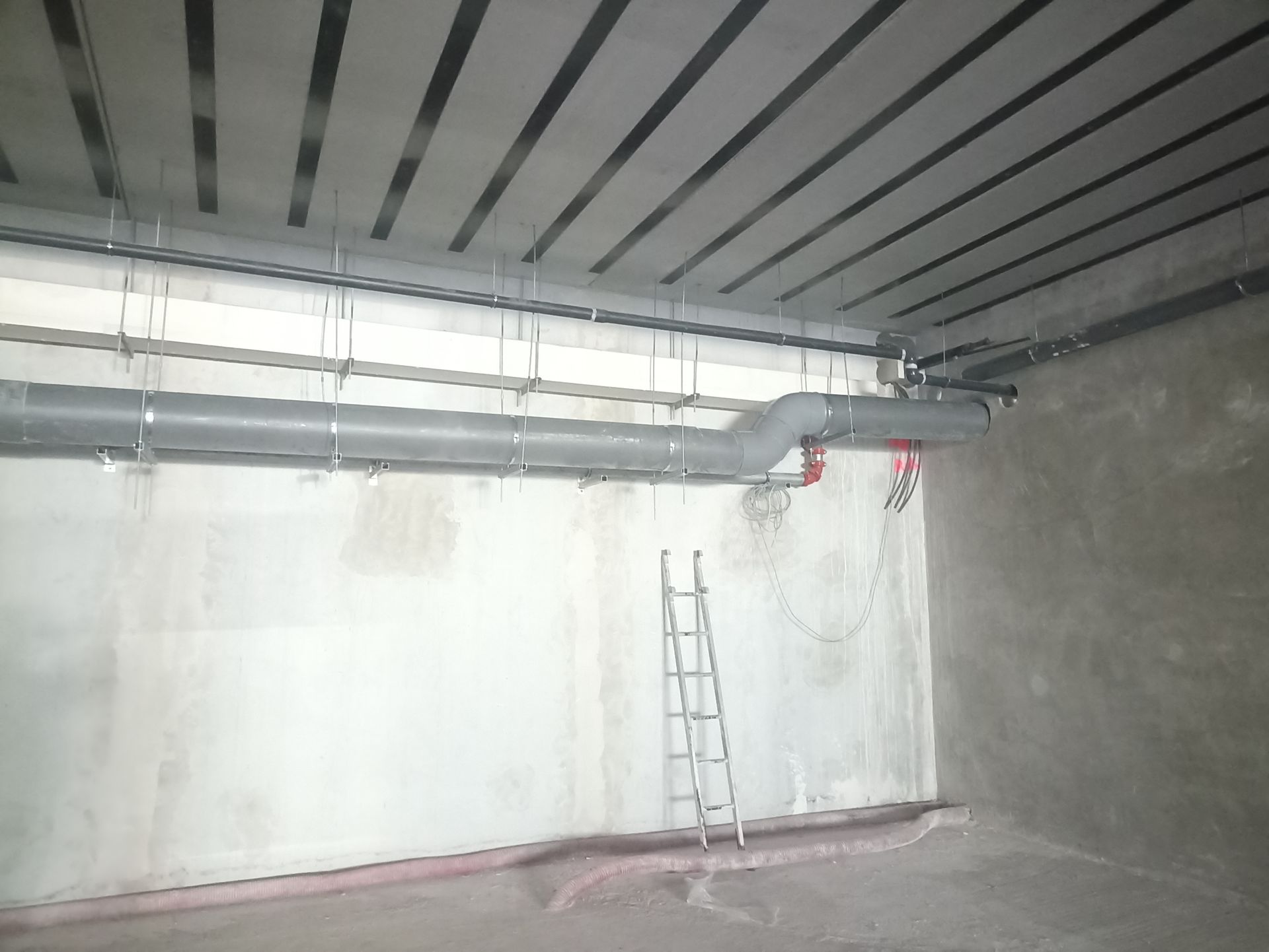 Garage avec tuyau de plomberie