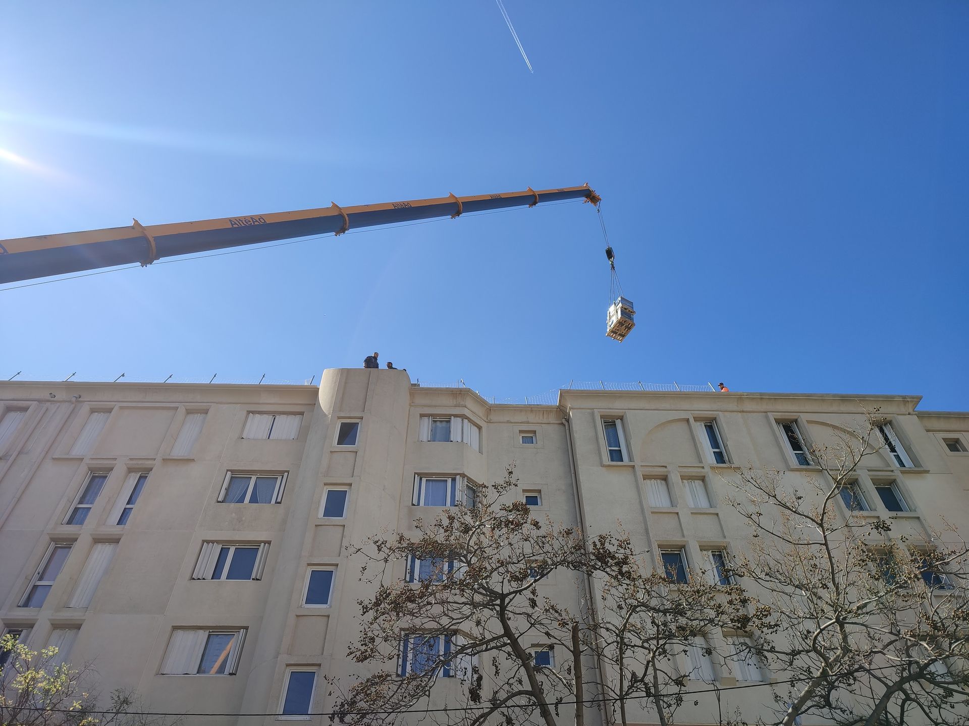 Grue pour porter le matériel de plomberie