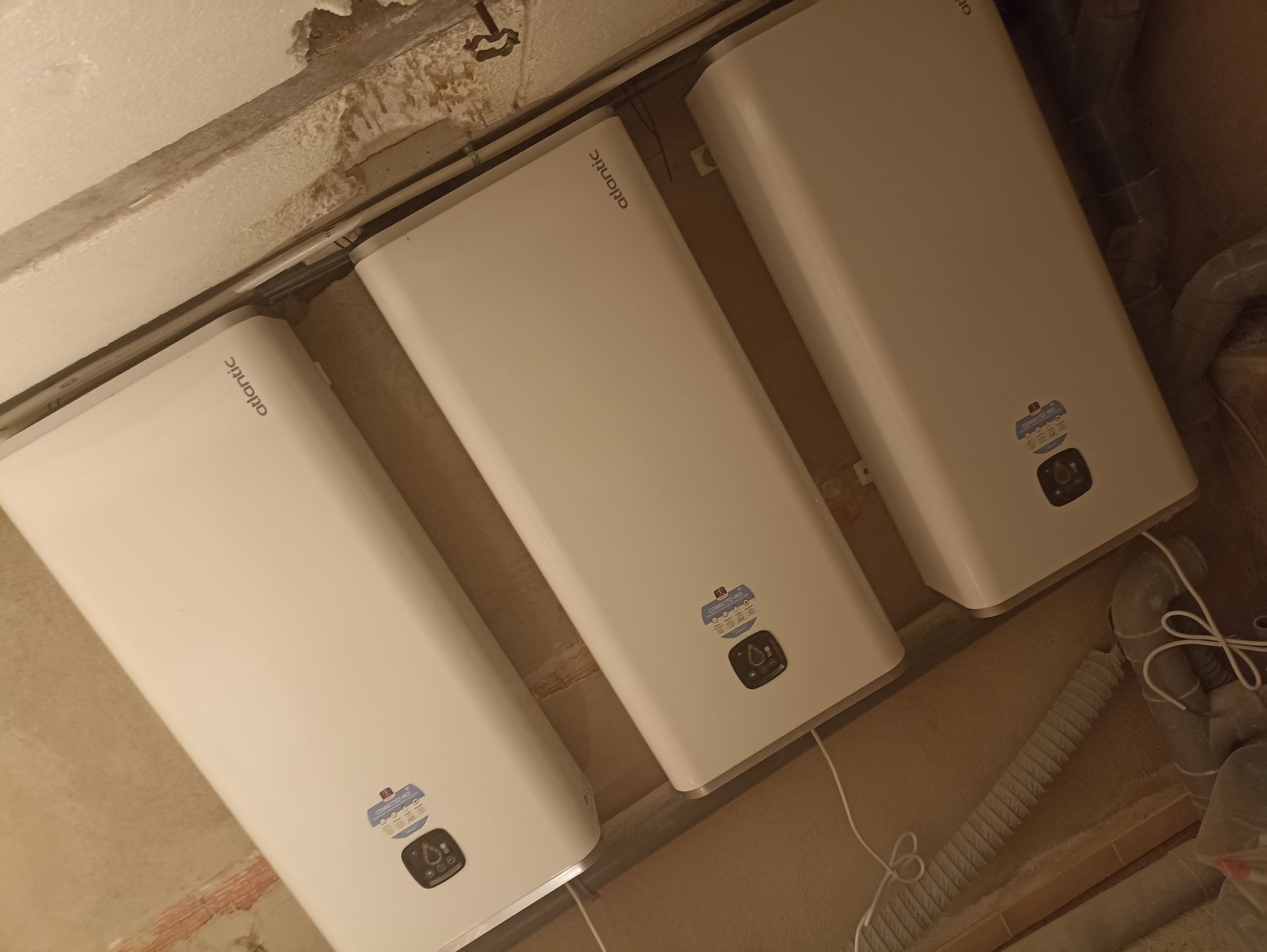 Trois chauffe-eau dans u immeuble