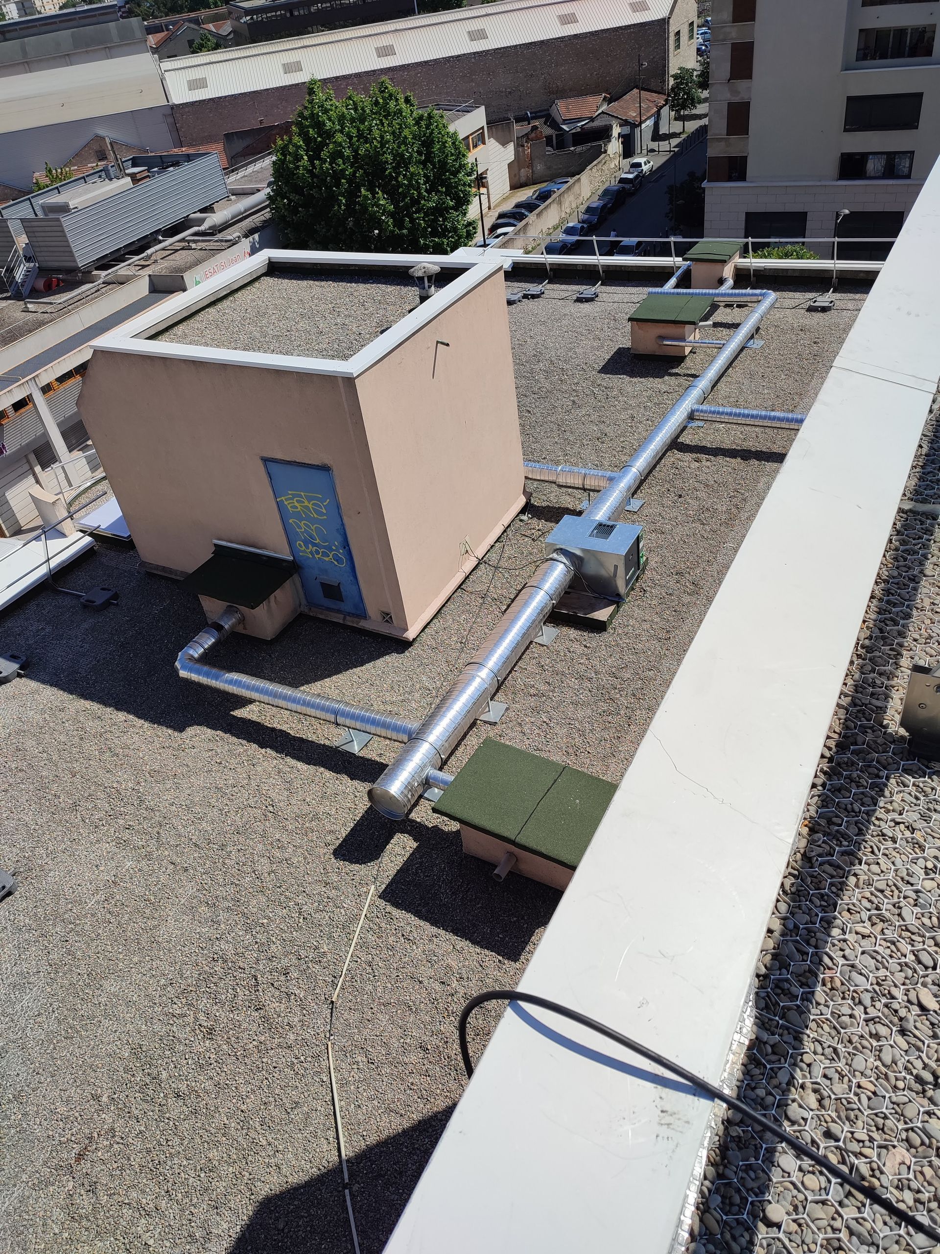 VCM sur une toiture d'immeuble