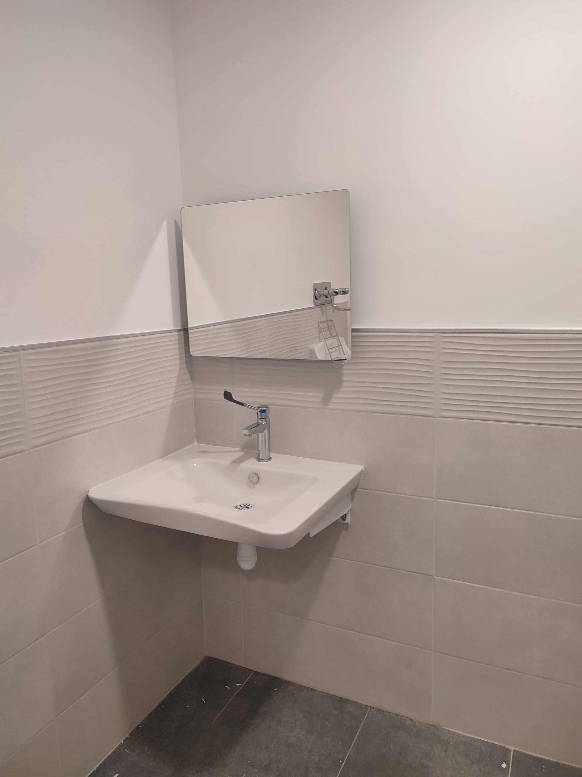 Carrelage derrière un lave-main