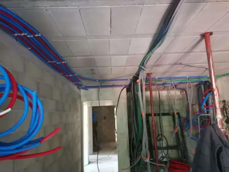 Tuyaux de plomberie dans un garage