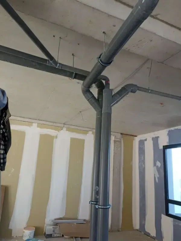 Tuyaux de plomberie gris