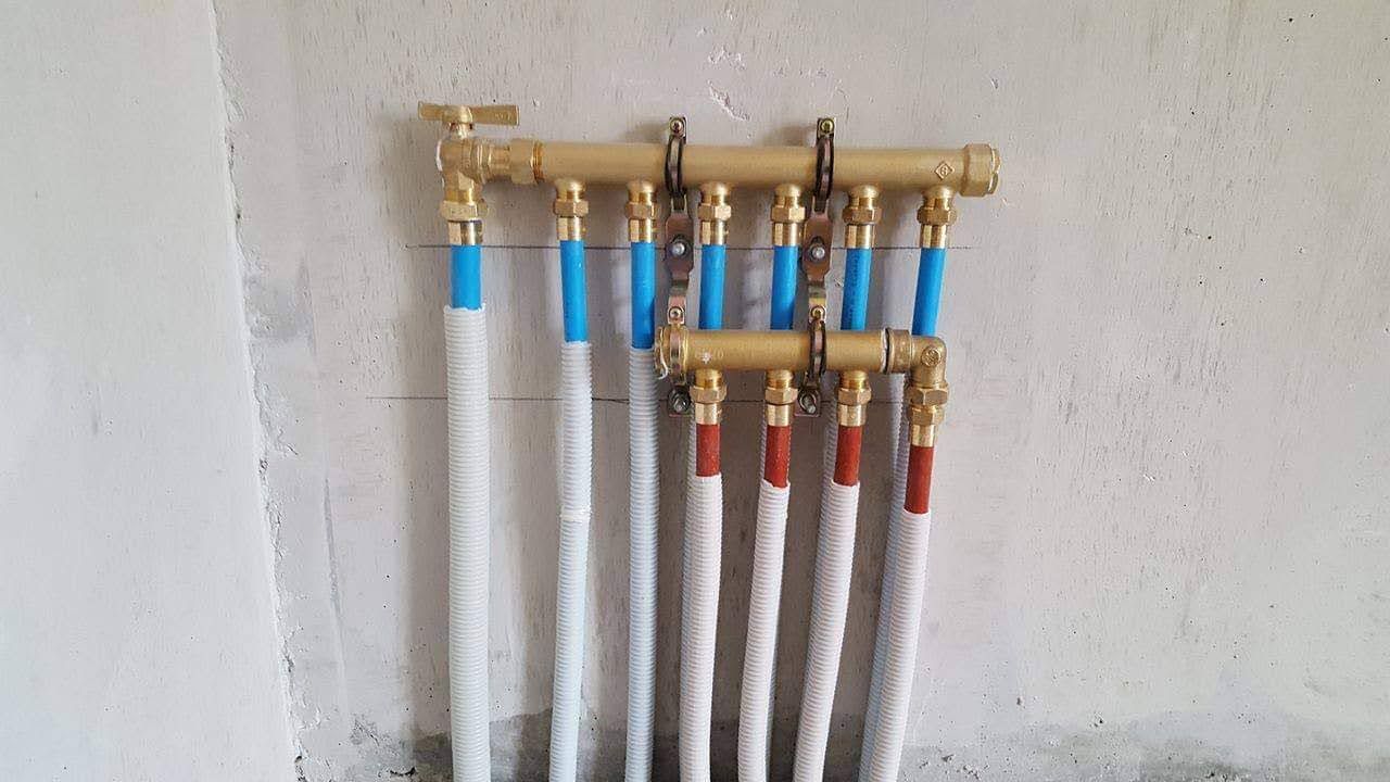 Tuyaux de plomberie dans une maison