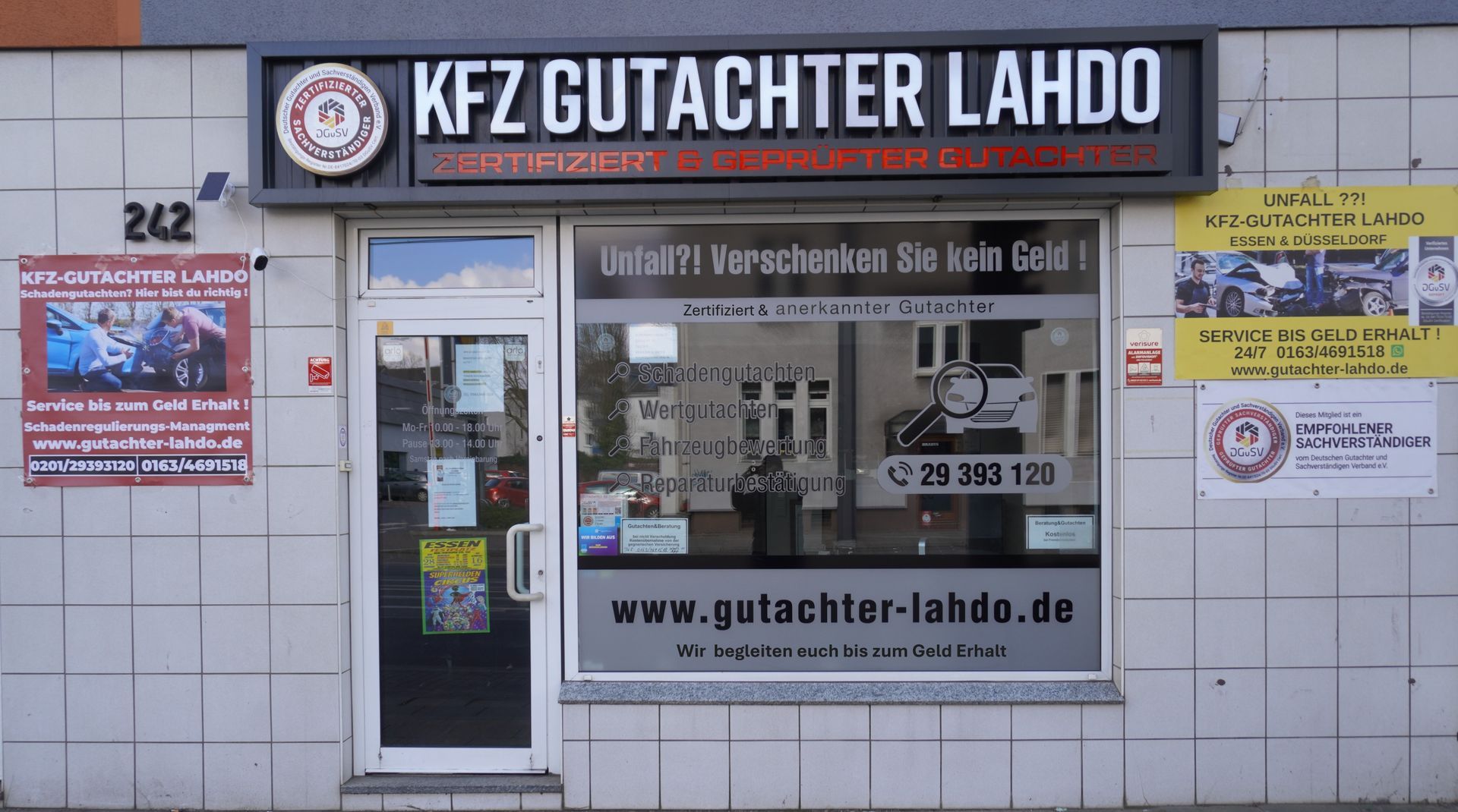 KFZ-Mechaniker und Geschäftsmann in einer KFZ-Werkstatt