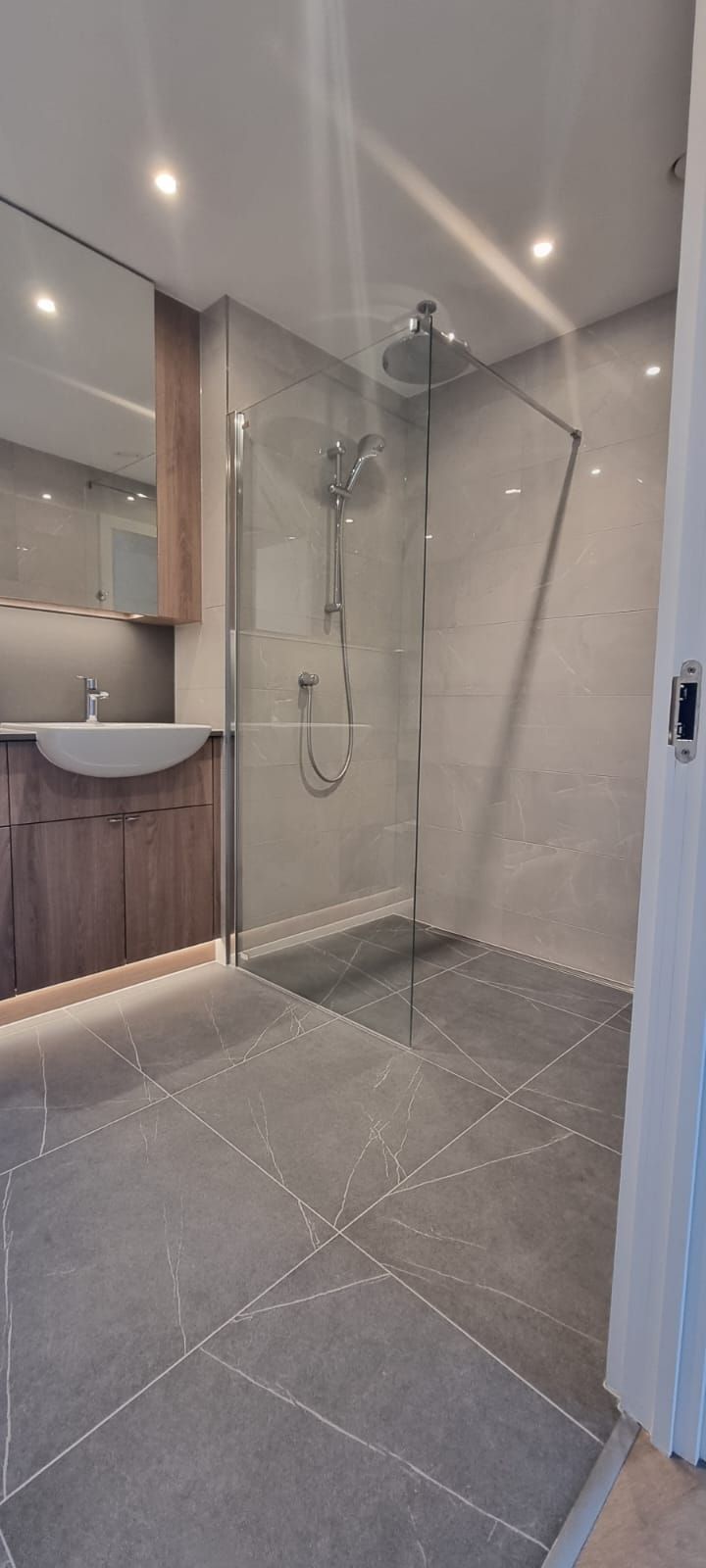 Un baño con ducha y lavabo.