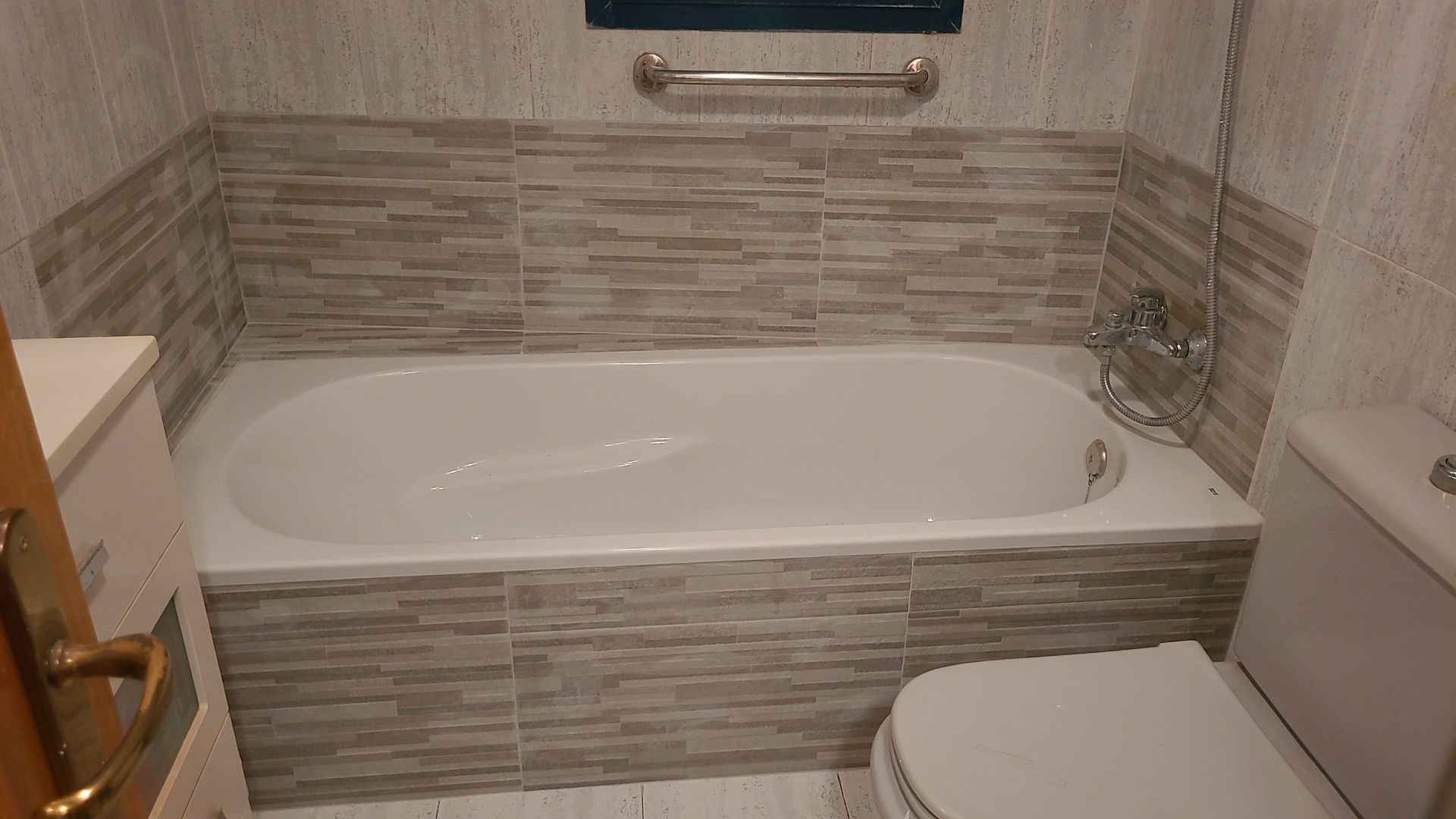 Un baño con bañera, inodoro y ducha.