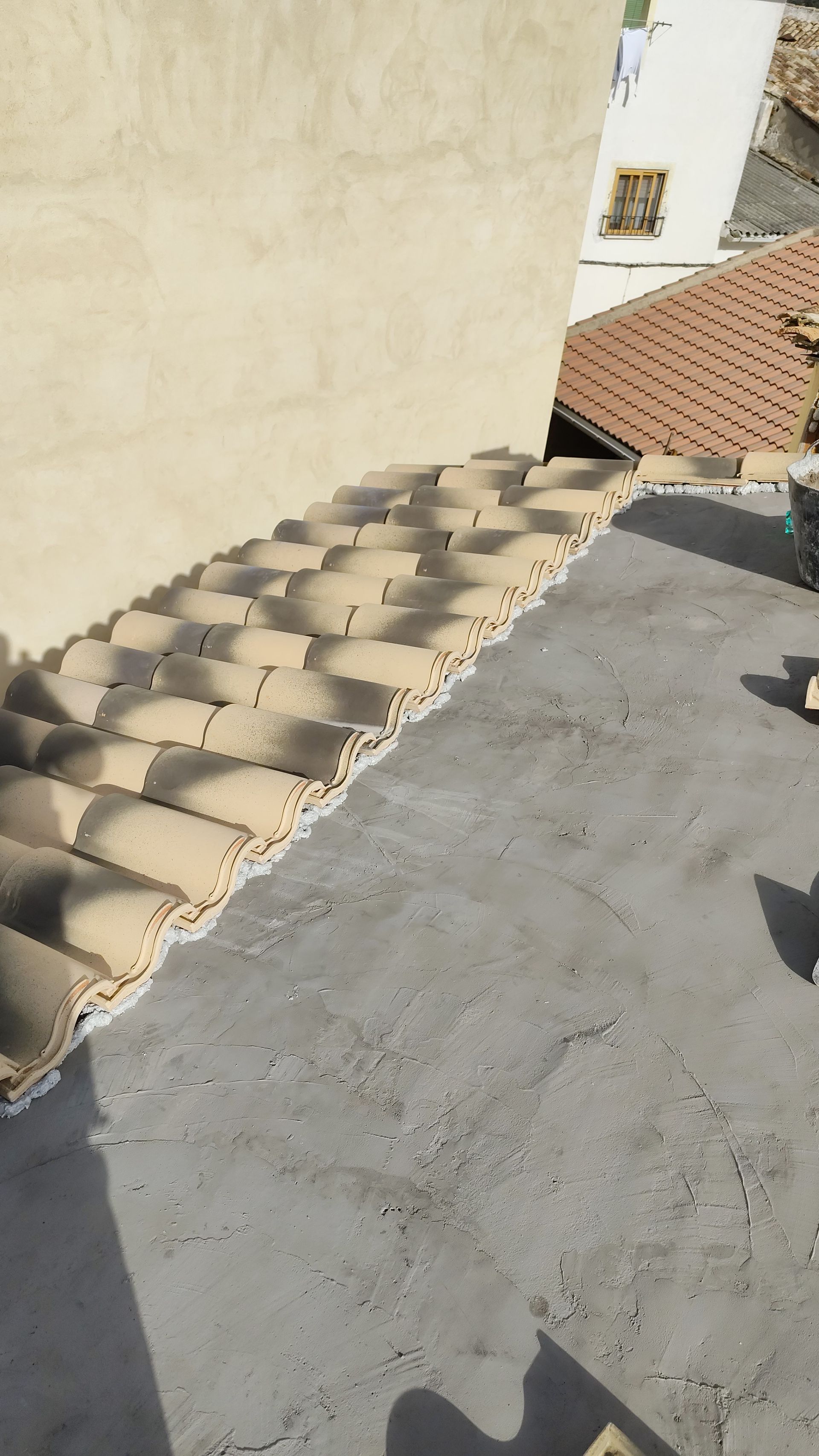 Un techo con muchas tejas