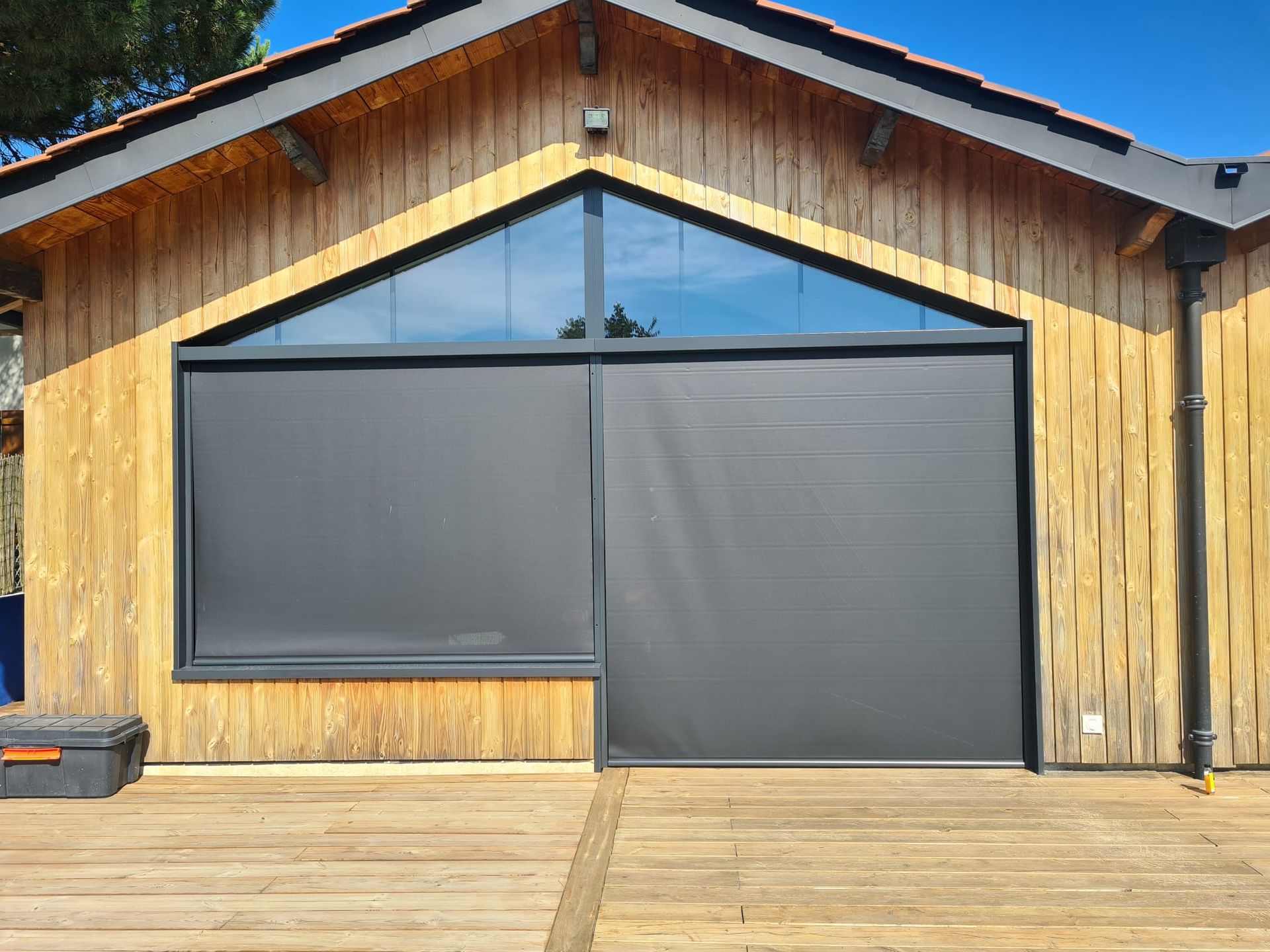 Stores fermés sur grande baie vitrée