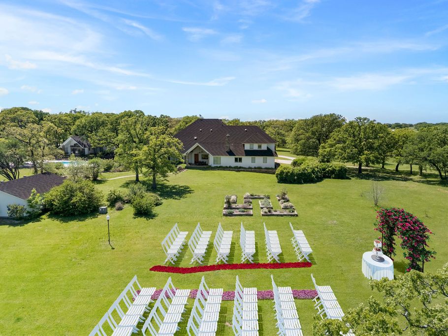 Aerial view of Post Oak Estate 16-acre luxury retreat in North Texas