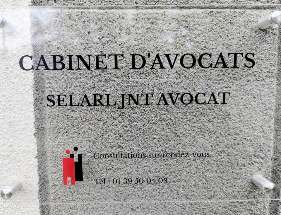 Enseigne pour cabinet d'avocats Cabinet d'Avocats avec numéro de téléphone et logo sur un mur texturé.