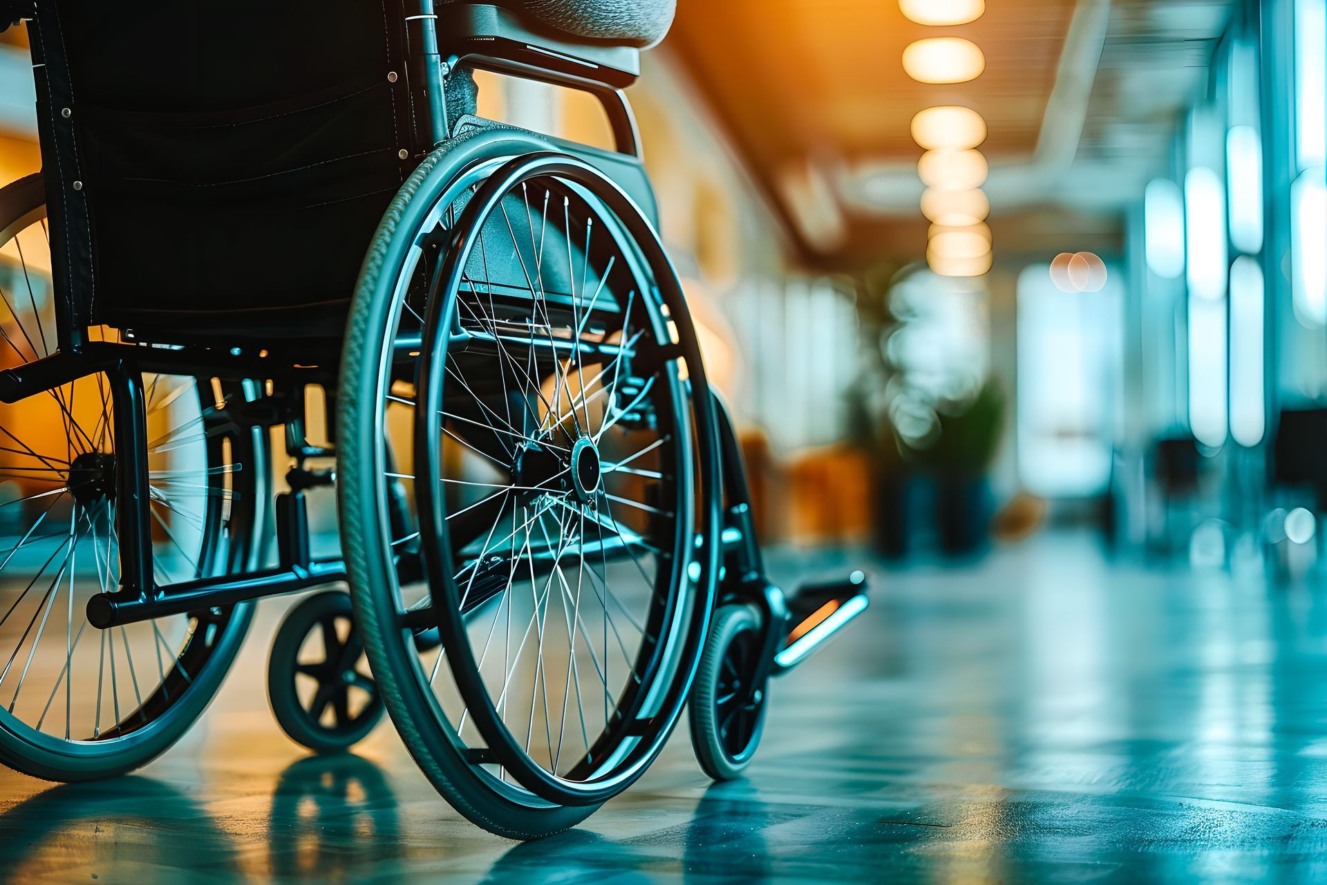 Un fauteuil roulant sur un sol brillant dans un couloir bien éclairé.