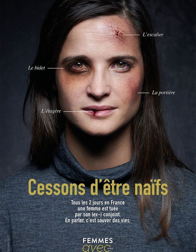 Visage d'une femme avec contusions, accompagné de termes d'anatomie. Campagne de sensibilisation aux violences conjugales.