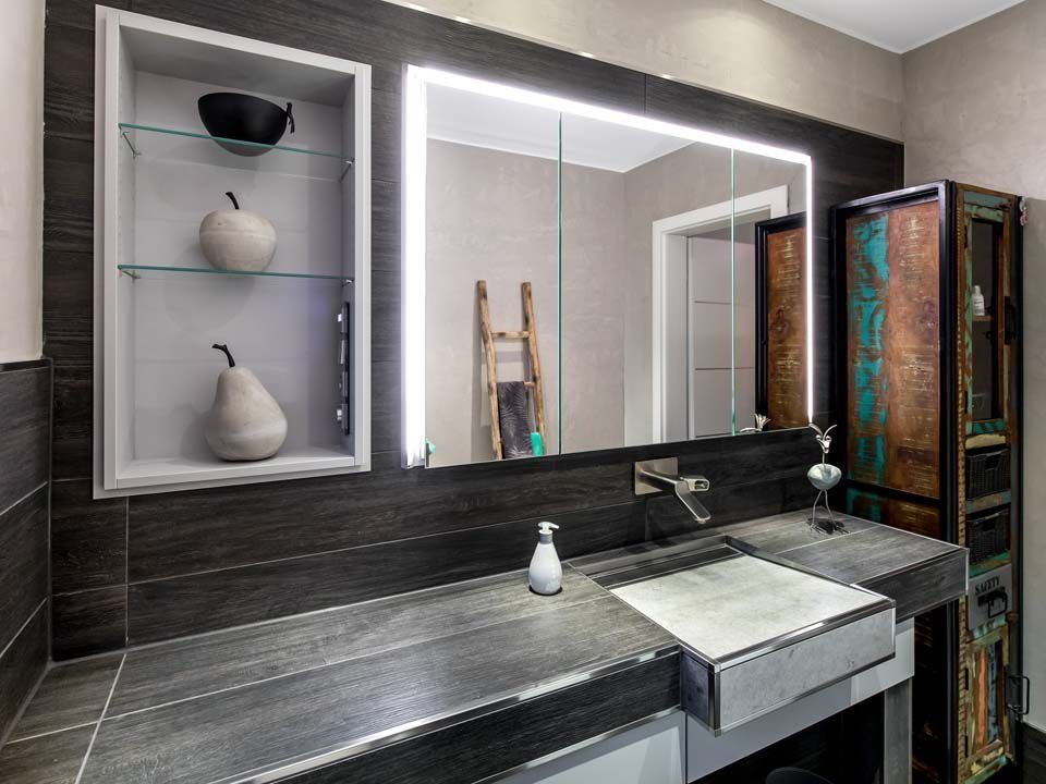 Badezimmer mit eingebautem Spiegelschrank, Waschtisch und einem rustikalen Aufbewahrungsschrank.