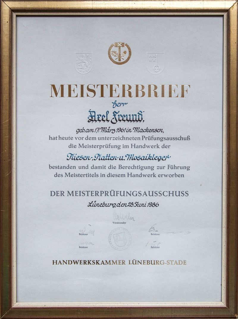 Gerahmte deutsche Meisterbriefurkunde mit Goldprägung.