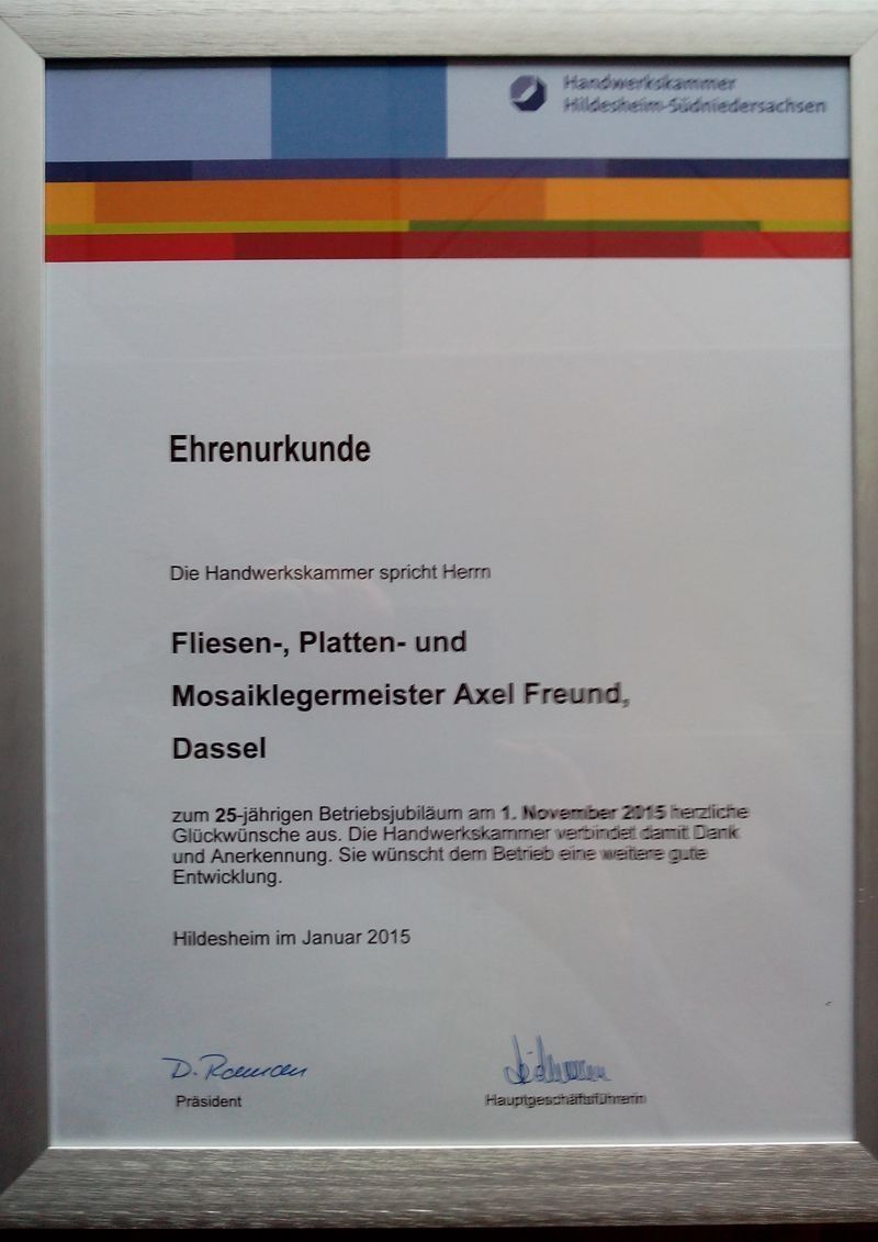 Silbergerahmte Urkunde: Auszeichnung für Mosaikkunst des Meisters Axel Freund, Dassel. Enthält den Namen der Auszeichnung und die Unterschriften.