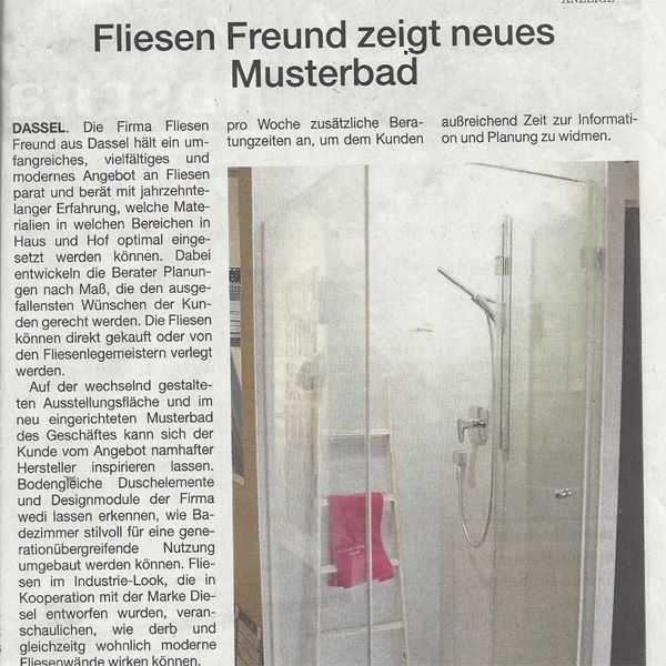 Neuer Musterbad-Artikel mit Duschabbildung. Text auf Fliesen und Armaturen.