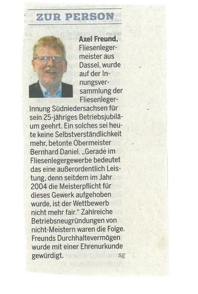 Artikel über Axel Freund, einen Fliesenleger, der für 25 Jahre Berufserfahrung geehrt wird, mit Foto.