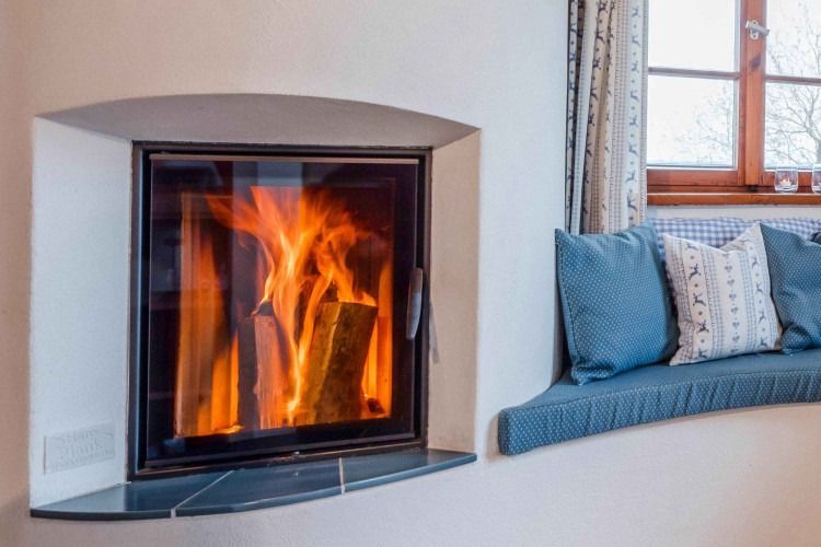 Ein moderner, integrierter Kamin im Zimmer – von Ofenbau Plank.