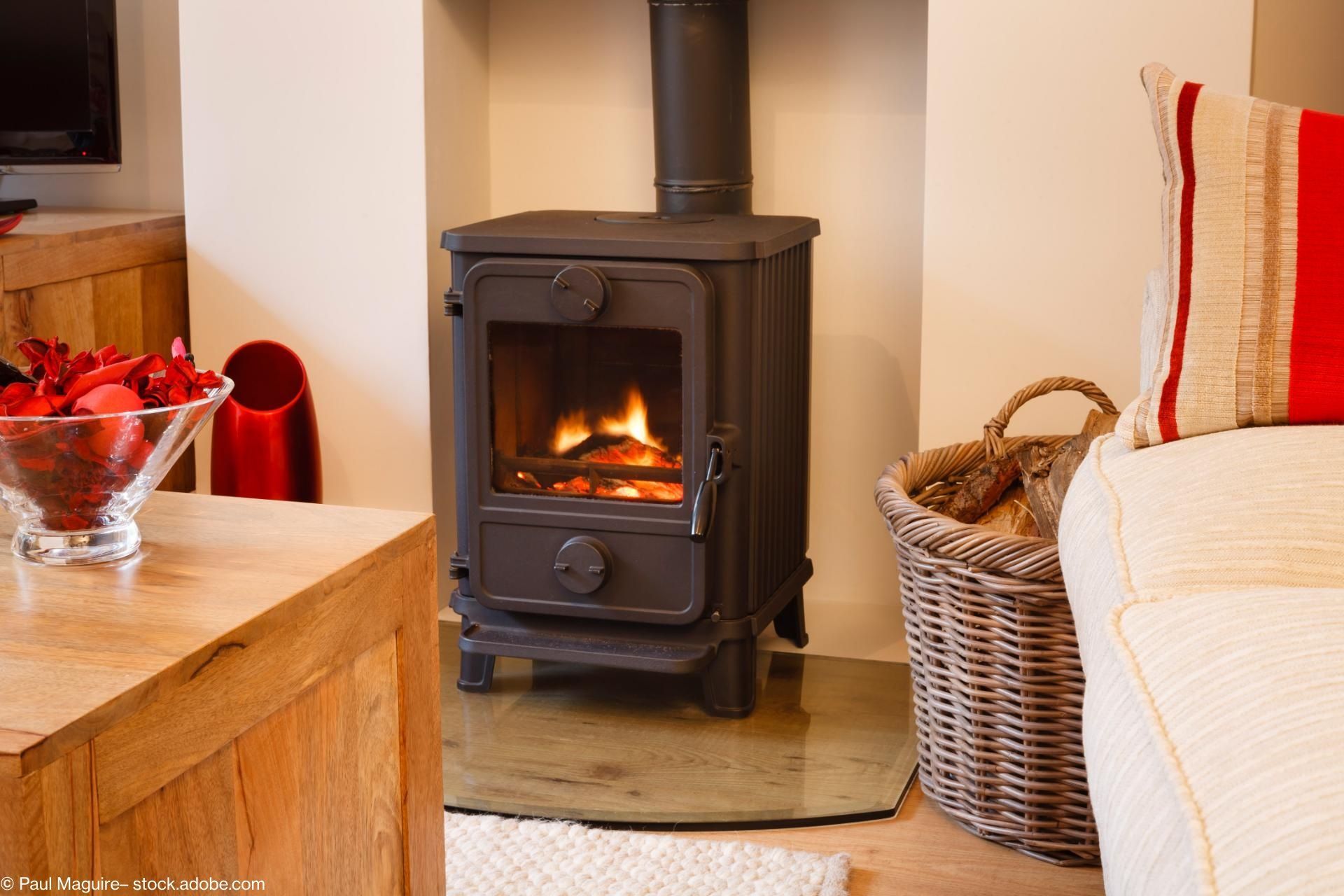 Ein moderner, integrierter Kamin im Zimmer – von Ofenbau Plank.