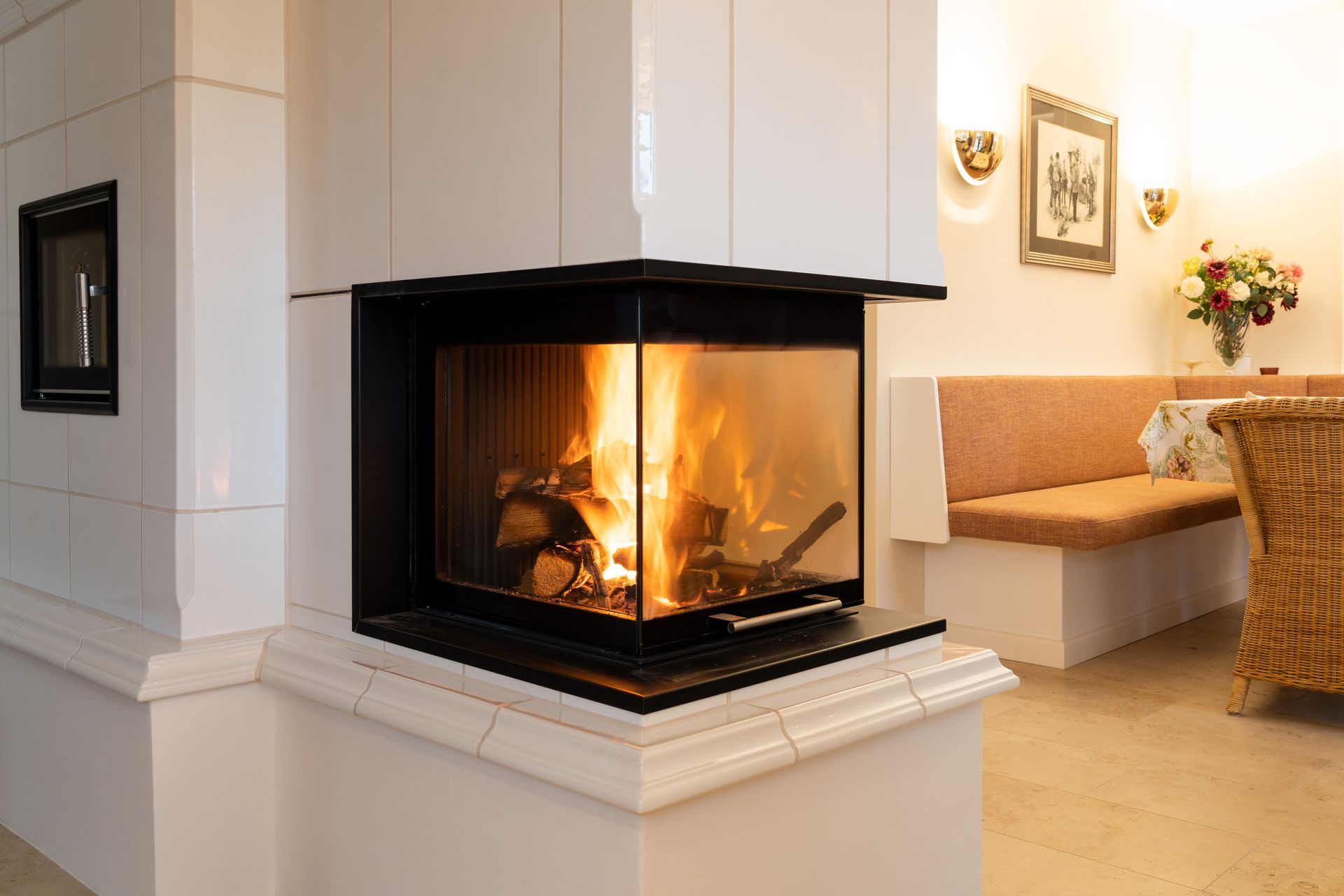 Ein moderner, integrierter Kamin im Zimmer – von Ofenbau Plank.