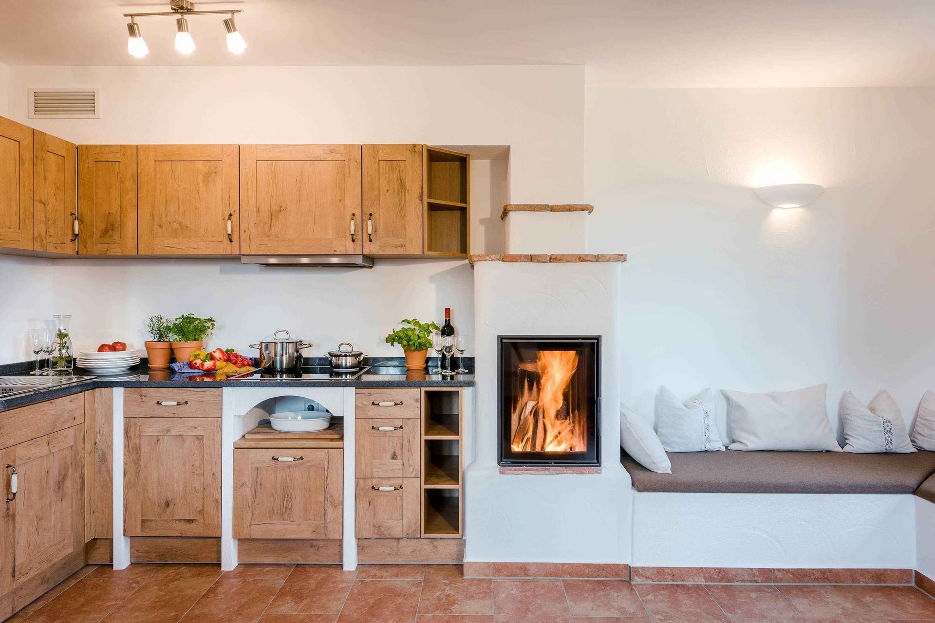 Ein moderner, integrierter Kamin in der Küche – von Ofenbau Plank.