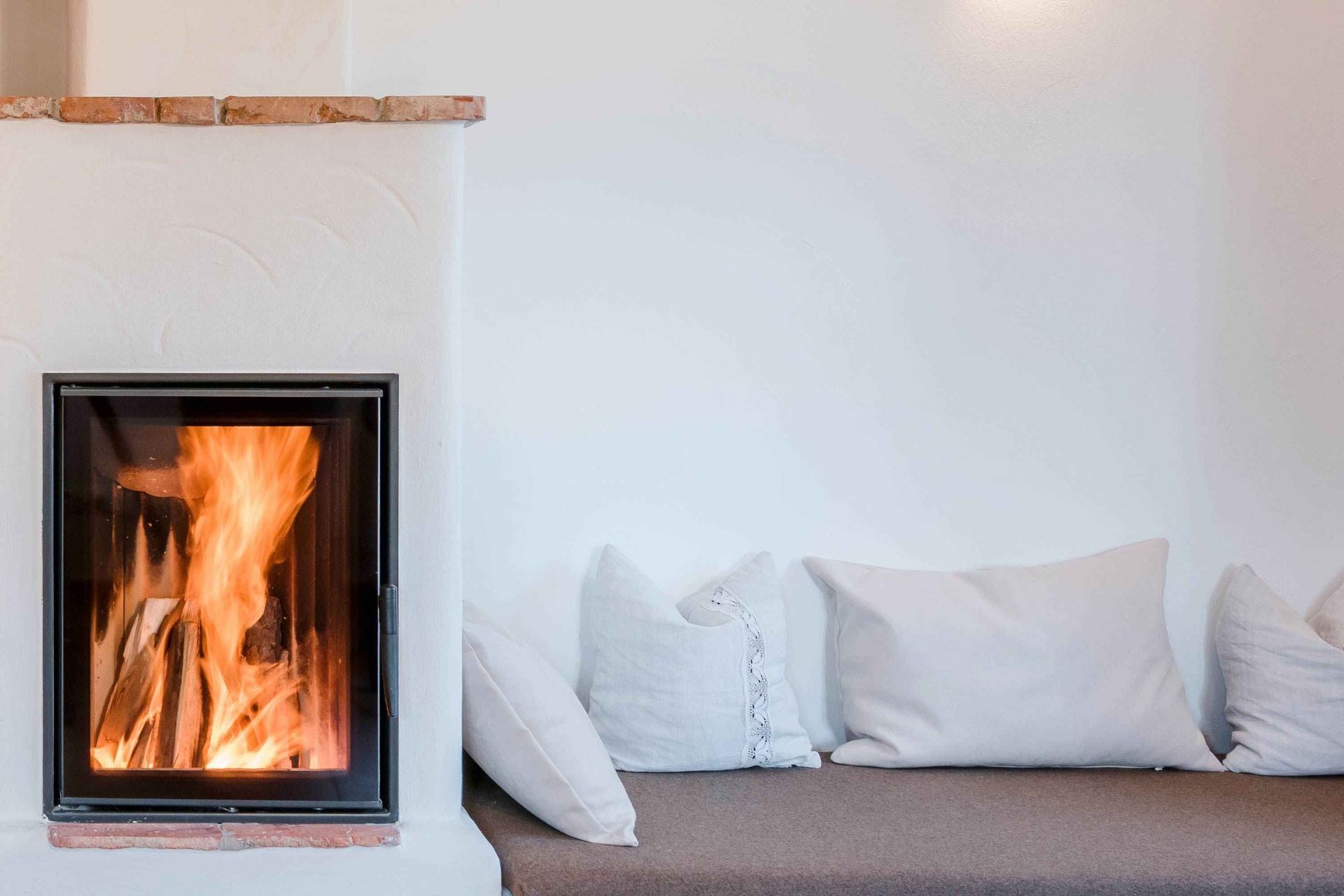 Ein moderner, integrierter Kamin im Wohnzimmer