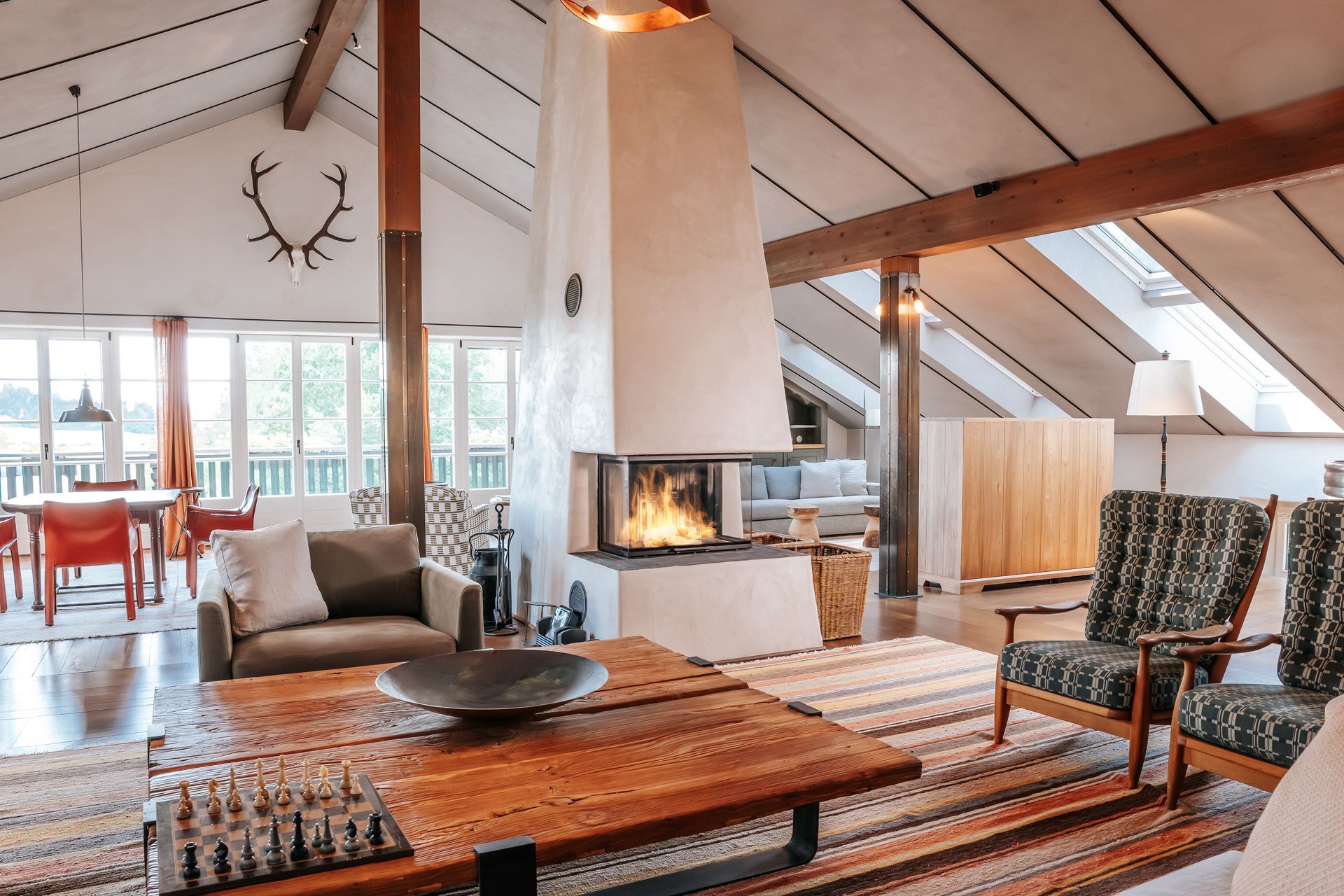 Ein moderner, integrierter Kamin – von Ofenbau Plank.