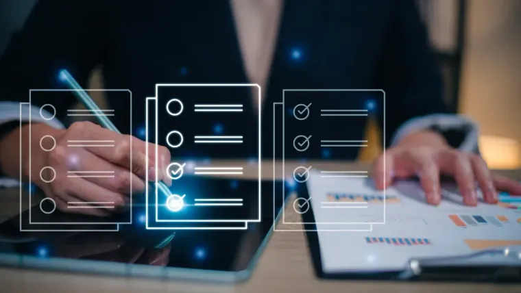 Persona escribiendo en una tableta con superposiciones de listas de verificación digitales y papeles
