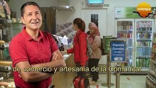 Hombre con camisa roja en una tienda, clientes detrás de él, le piden un espresso.