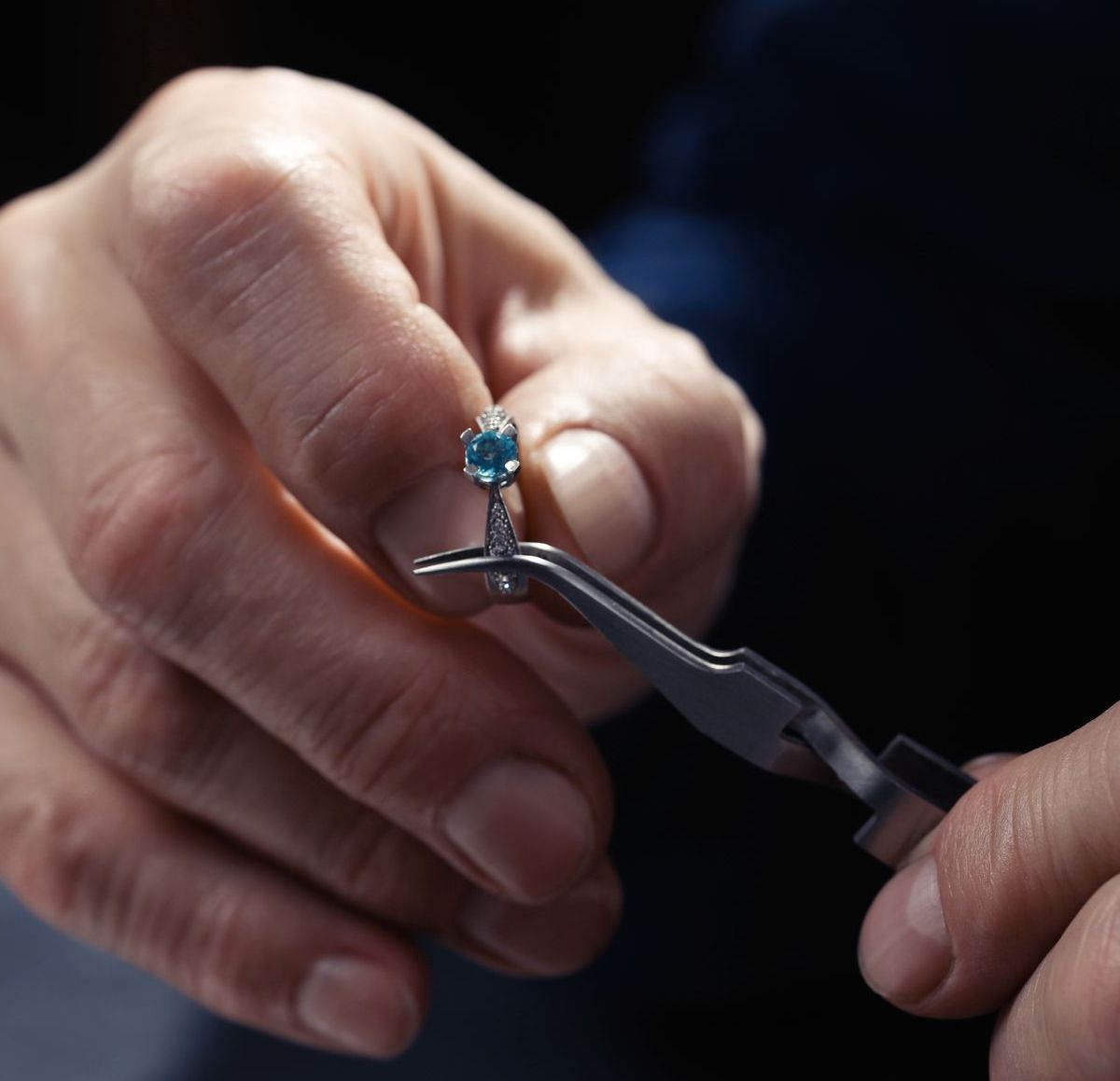 Bague dans la main d'un joaillier