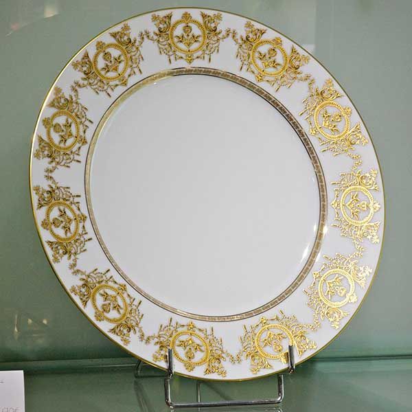 Assiette décorée avec dorures